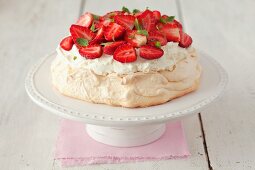 Pavlova mit Erdbeeren