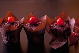 Schokolade-Birnen-Muffins mit Kirsche garniert