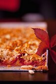 Shortbread cake with plums and crunch