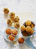 Pistazien-Kokos-Cranberry-Muffins, Karamell-Ingwer-Muffins und Rote-Bete-Muffins mit Kardamom und weisser Schokolade