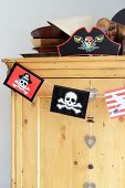 Holzschrank mit Piraten-Dekoration
