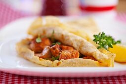 Pfannkuchen mit gebratenem Kabeljaufilet, Avocado und frischem Oregano