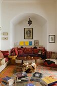 Marokkanischer Wohnraum mit Kissensammlung auf gemauertem Sofa in einer Wandnische