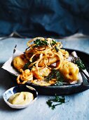 Gebackener Rochen mit Zwiebelringen, Petersilie und Curryremoulade