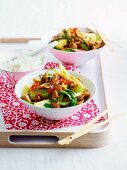 Hähnchengeschnetzeltes mit Chili und Pak Choi, Reisbeilage (Asien)