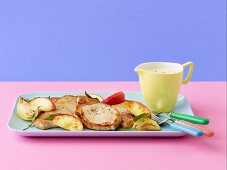 Gebratene Schweinesteaks mit Pink Lady Äpfeln, Zwiebeln und Salbei