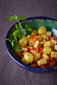 Tofu mit Paprika, Trauben und Mandeln