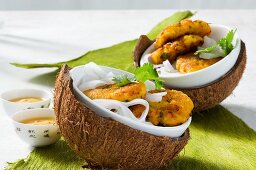 Kürbis-Kokos-Pflanzerl mit Huhn auf Reisnudeln