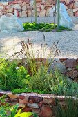 Terrassengarten mit Natursteinmauern und verschiedene Gräser