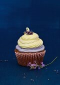 Lavendel-Cupcake mit Vanille-Zitronen-Marshmallow Topping