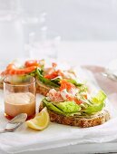 Brot mit Garnelen, Salat und Anchovis-Mayonnaise