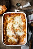 Lasagne mit Tomaten, Canellinibohnen & Mozzarella (Aufsicht)