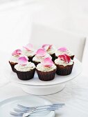 Cupcakes mit Rosenwasser und gezuckerten Rosenblättern