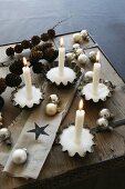 Decorative idea for Advent wreaths; pearl sugar in old cake tins