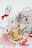 A craft idea for a contemporary Advent wreath: screen-printed fabric labels for jars