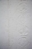 Scallop shell pattern in wall plaster
