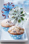 Bunte Papierrosette an kleinen Holzgabeln befestigt, als Topper in Muffins