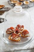 Tartlets with almond cream and sliced apple