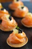 Blinis mit Räucherlachs und Kaviar