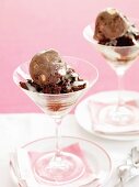 Rocky-Road-Eisbecher mit Brownies, Kaffee & weisser Schokosauce