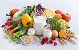 Gesunde Lebensmittel: Gemüse, Getreide, Milch, Joghurt, Eier, Obst