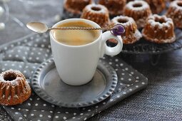 Espresso und Mini-Napfkuchen
