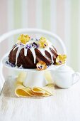 Ananas-Bananen-Kuchen mit Blütendeko zum Muttertag
