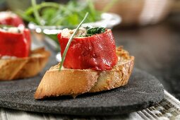 Crostini mit gefüllter Paprika