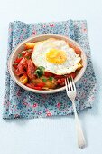 Fried potatoes with peppers, bacon and a fried egg