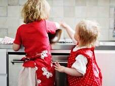 Zwei kleine Mädchen backen in der Küche