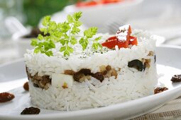 Reis mit Trockenfrüchten und Oliven