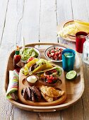 Tacos mit Rindersteak und Zutaten