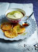 Mandarinen-Carpaccio mit Pistazienmousse & Mokkasirup