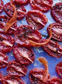 Getrocknete Tomaten mit Olivenöl und Thymian