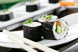 Maki-Sushi mit Karotten, Avocado und Gurke