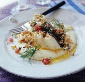 Fischfilet mit Tomatensalsa und Dill auf Kartoffelpüree
