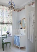 Romantisches Bad mit Tapeten Blumenbordüre im nostalgischen Landhausstil und ovalem Goldrahmenspiegel