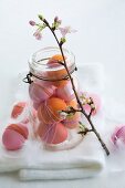 Osterdeko mit gefärbten Eiern & Kirschblütenzweig
