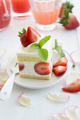 Ein Stück Erdbeer-Sahne-Torte