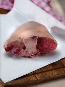 Gepökelter Schweineschinken auf Wachspapier