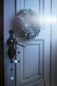 Weihnachtskranz an Vintage Zimmertür