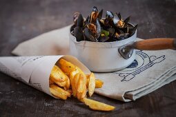 Gedämpfte Miesmuscheln und Pommes Frites