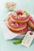 Sweet Basil Donuts mit gehackten Nüssen