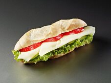 Baguettesandwich mit Käse, Tomaten, Gurken und Salat