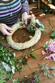 Strohkranz mit Blüten und Brombeeren verzieren