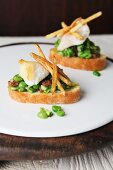 Crostini with beans, fish and skinny chips