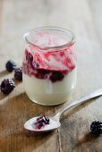 Joghurt mit Brombeerkompott; angegessen