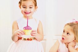Zwei Mädchen mit Cupcake zum Geburtstag