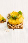 Crispbread with chickpea purée and mint