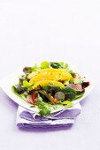 Mixed leaf salad with mango, tomatoes and radishes